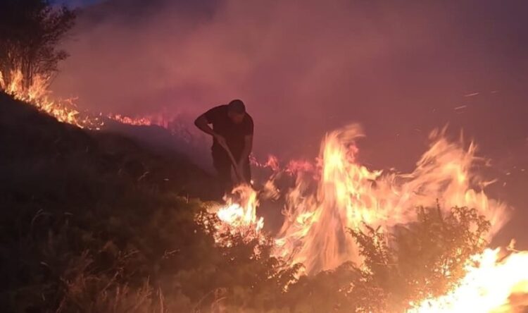 Zjarr i madh në malin e Shashicës, flakët afrohen drejt fshatit Tragjas