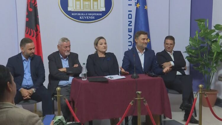 Alibeaj e Shehi formojnë grupim të ri parlamentar