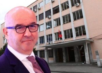 “500 mijë lekë për 2 provime”/ Dekani i Drejtësisë e dy pedagoge merren të pandehur, dosja në gjykatë