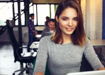 Nëse kolegu juaj i përket këtyre shenjave, ai nuk do t’ju hedhë as sytë!