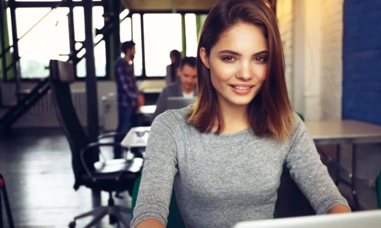 Nëse kolegu juaj i përket këtyre shenjave, ai nuk do t’ju hedhë as sytë!