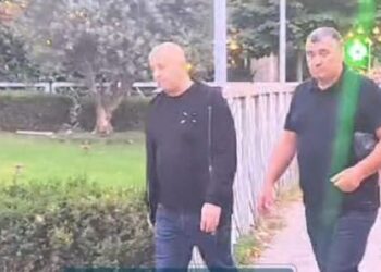 Dalin pamjet, momenti i vetëdorëzimit të ish-Drejtorit të Policisë së Lezhës