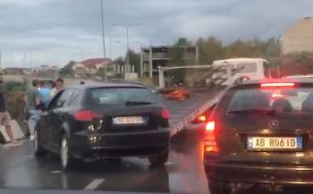 (VIDEO) Përplasen tre mjete në Tiranë, një foshnje ndodhej në njërën makinë