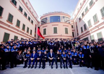 Urdhri u firmos dje/ Rama u mbush kartat policëve për 9 muaj me lekët e kompensimit ushqimor