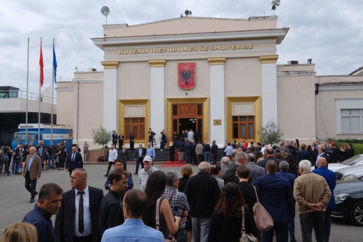 Homazhe për Gerti Bogdanin, arkëmorti i ish-deputetit mbërrin në Kuvend