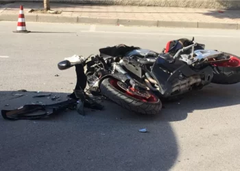 Turisti spanjoll humb kontrollin e motorit dhe del nga rruga, dy të plagosur