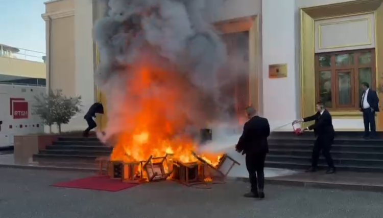 Dogjën karriget e Kuvendit, Bardhi tregon nëse deputetët e PD do të djegin mandatet