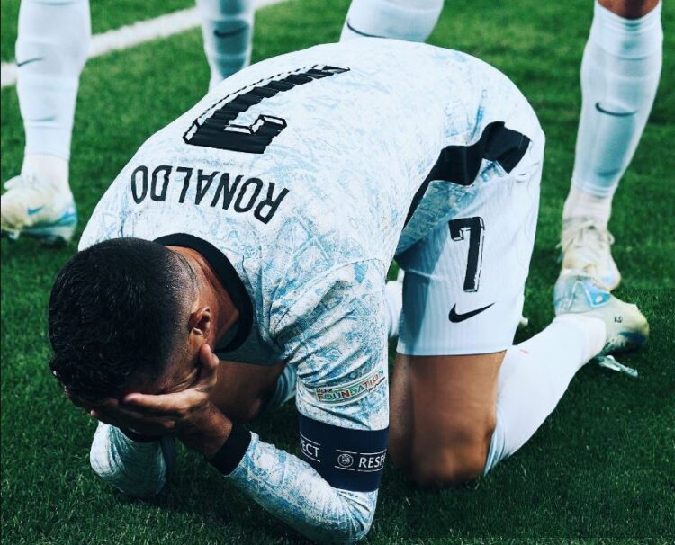 (VIDEO) Goli i 900-të në karrierë, Ronaldo feston duke u përlotur