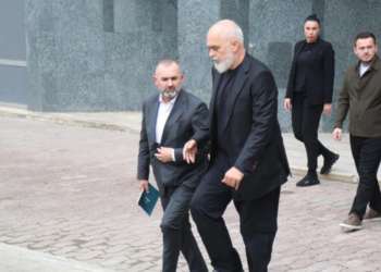 Prej çfarë ka frikë? Rama kontrolloi një për një tek dera të gjithë kryebashkiakët para takimit