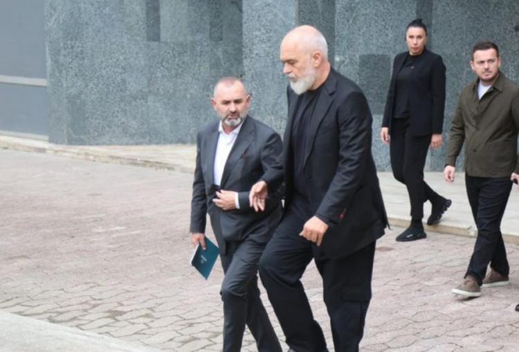 Prej çfarë ka frikë? Rama kontrolloi një për një tek dera të gjithë kryebashkiakët para takimit