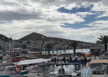 Moti i keq, pezullohet lundrimi i anijeve turistike dhe varkave në Sarandë