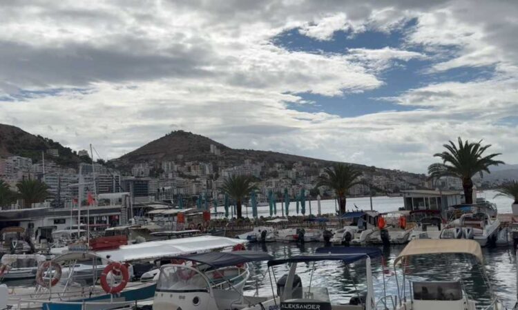 Moti i keq, pezullohet lundrimi i anijeve turistike dhe varkave në Sarandë