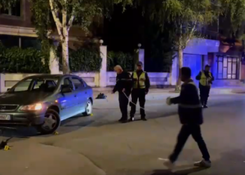 Përplasen një makinë dhe një motor në Korçë, përfundon në spital një prej drejtuesve