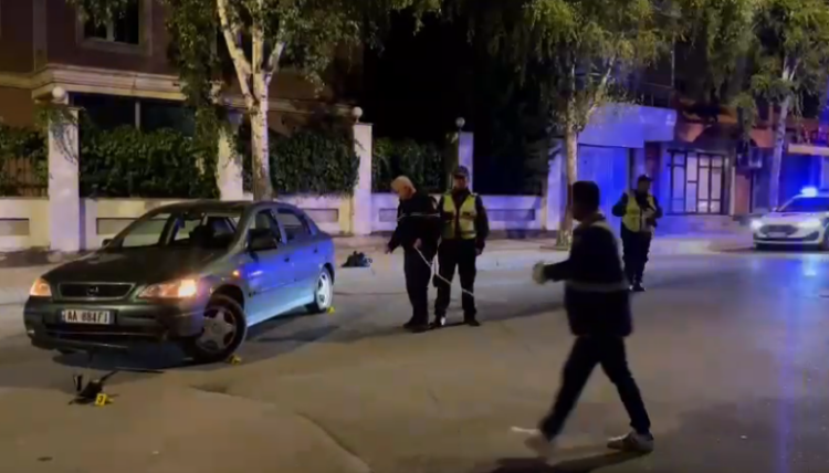 Përplasen një makinë dhe një motor në Korçë, përfundon në spital një prej drejtuesve