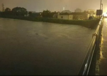 Përmbytet veriu i Italisë, qytete nën ujë dhe qindra të evakuuar në Bolonja