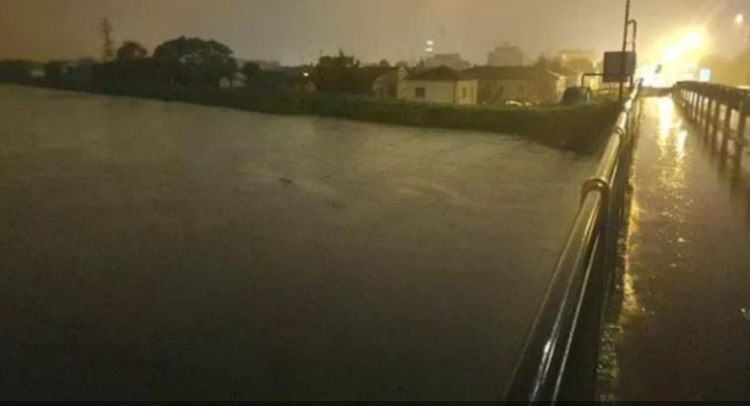 Përmbytet veriu i Italisë, qytete nën ujë dhe qindra të evakuuar në Bolonja