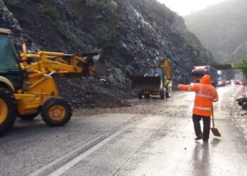 Rrëshqitje dherash në Elbasan-Librazhd, radhë të gjata makinash