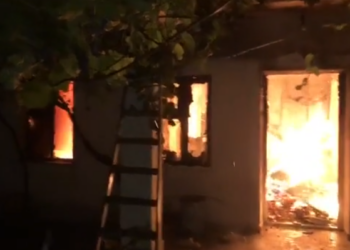 “Ka hyrë për të nxjerrë nënën nga shtëpia dhe ka ngel”/ Dëshmia e fqinjit 57-vjeçarit i cili u dogj bashkë me të ëmën