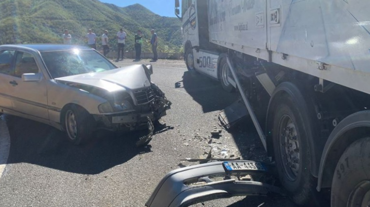 Pukë/ Trajleri përplaset me makinën, plagoset pasagjerja