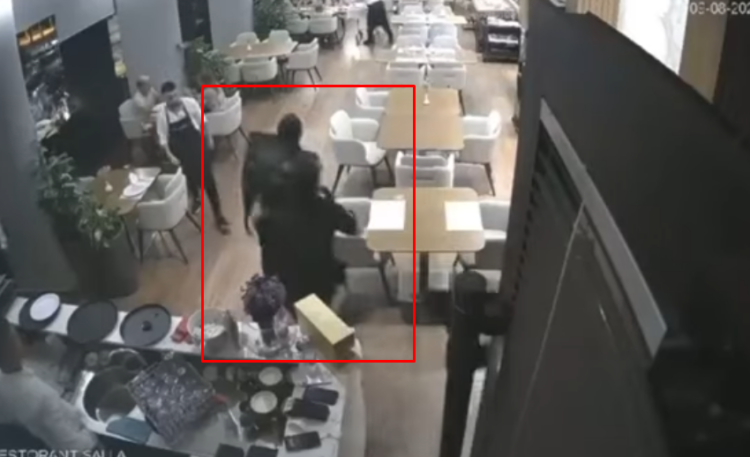 Si në filma/ RENEA aksion në një restorant në Lungomaren e Vlorës – VIDEO