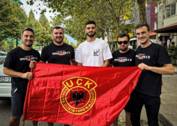 Me Flamurin e UÇK-së, Broja pozon me Tifozat Kuq e Zi para ndeshjes me Gjeorgjinë