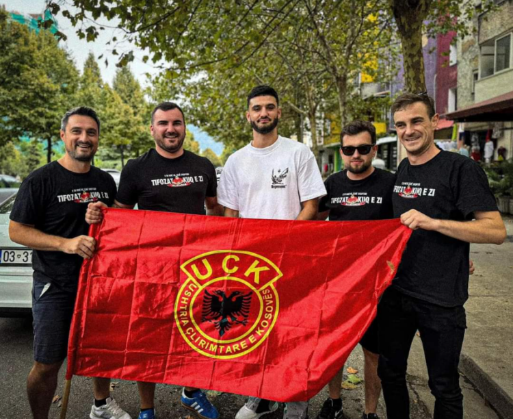 Me Flamurin e UÇK-së, Broja pozon me Tifozat Kuq e Zi para ndeshjes me Gjeorgjinë