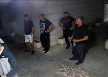 Kërcënuan kreun e FSHF-së, pamjet kur 7 personat i shkuan poshtë shtëpisë Armand Dukës