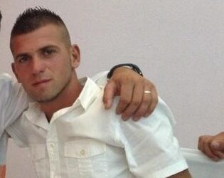 Durrës/ Pamje të shtëpisë ku ndodhi krimi dhe foto e djalit të akuzuar për vrasjen e babait