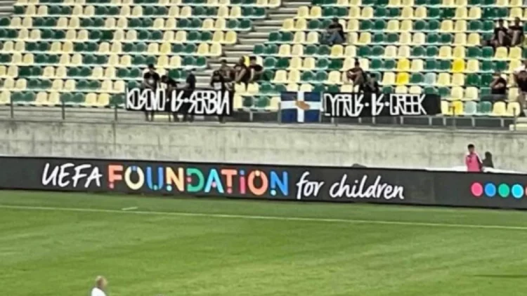 Kosova shkatërron Qipron 4:0, ndërpritet ndeshja se tifozët hapin banderolën “Kosova është Serbi”