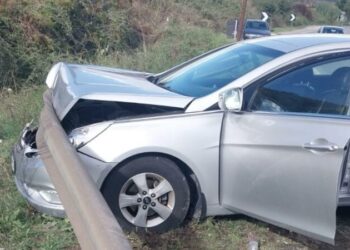Automjeti humb drejtimin dhe përplaset me bordurën në Elbasan, një i plagosur