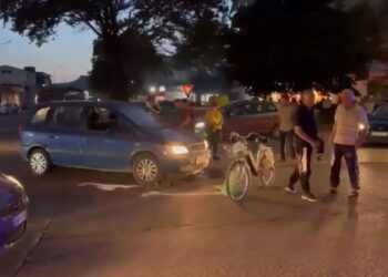 Elbasan/ Plagoset qytetari me biçikletë, e godet makina