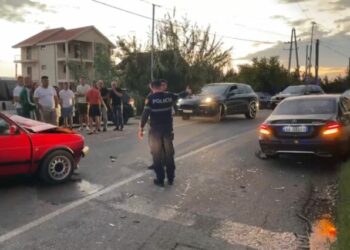 Dy të plagosur në Lezhë nga goditja e dy makinave me njëra tjetrën