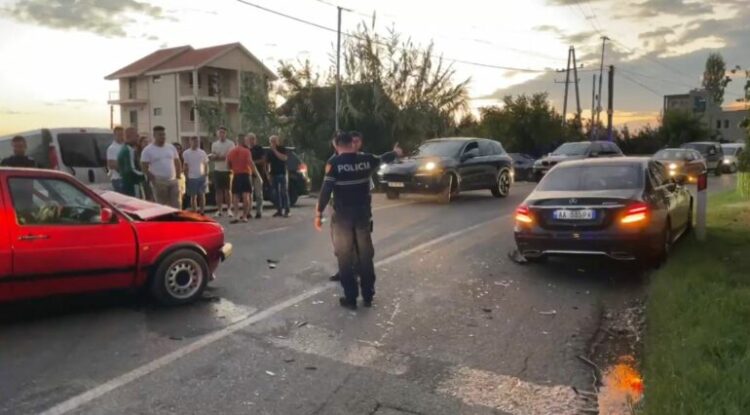 Dy të plagosur në Lezhë nga goditja e dy makinave me njëra tjetrën