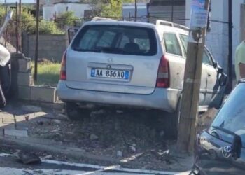 Makinat përplasen ‘kokë më kokë’ në Durrës, njëra përfundon në oborrin e një banese