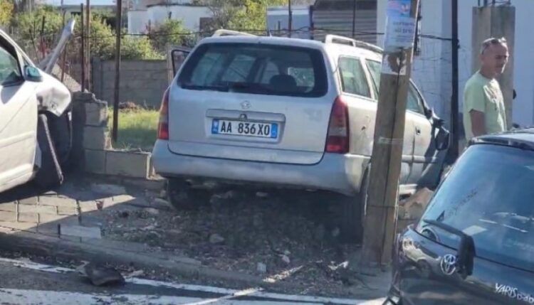 Makinat përplasen ‘kokë më kokë’ në Durrës, njëra përfundon në oborrin e një banese