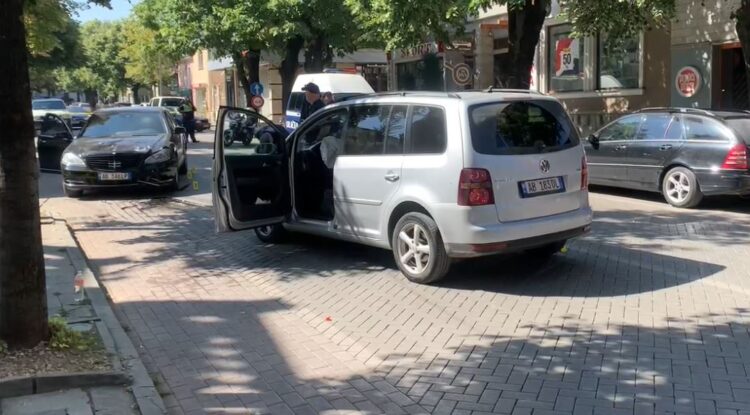 Pësoi infarkt duke drejtuar makinën, ndërron jetë në spital shoferi