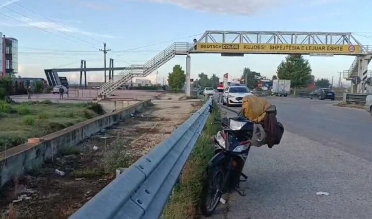 Motoçikleta përplas kalimtaren, dy të plagosur në Lushnje