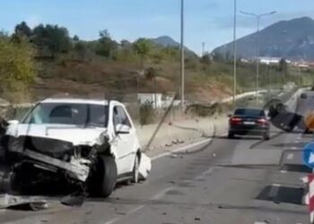Aksident në Unazë të Madhe! Makina përmbyset në mes të rrugës, 2 të plagosur
