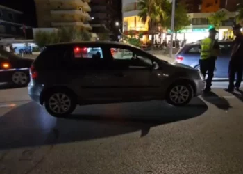 Aksident në Lungomare, goditet nga makina një grua, merr dëmtime në kokë