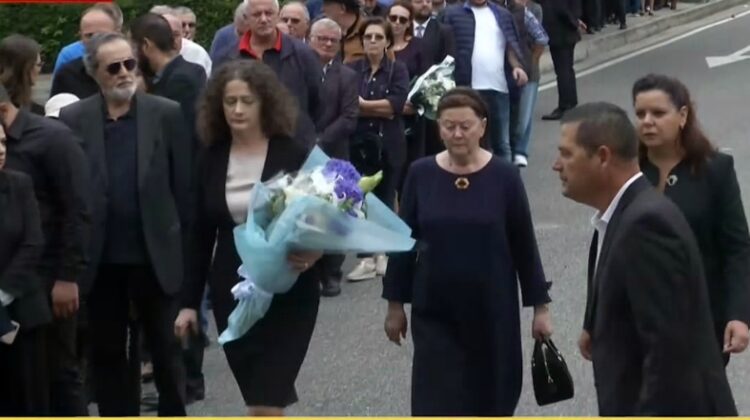 Berisha në arrest shtëpie, bashkëshortja dhe vajza e tij bëjnë homazhe në nderim të Gerti Bogdanit