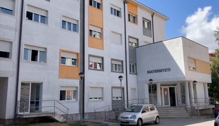 Korçë, një tjetër e mitur bëhet nënë, mjeku apel për kujdes