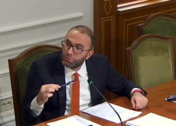 “Balluku milionat i ka si karamele”, Bardhi pyet ministrin e Financave: Pse i dyfishuat vlerat e projekteve?