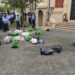 Protesta/ Hidhen qese me mbeturina drejt Bashkisë së Tiranës