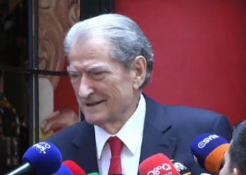 Berisha niset për në SPAK, për herë të parë nga banesa që prej 15 janarit: Beteja vijon