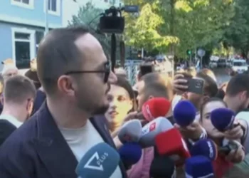 Salianji vetëdorëzohet në Polici i shoqëruar nga qindra mbështetës: Do të përballem kudo që më kërkojnë