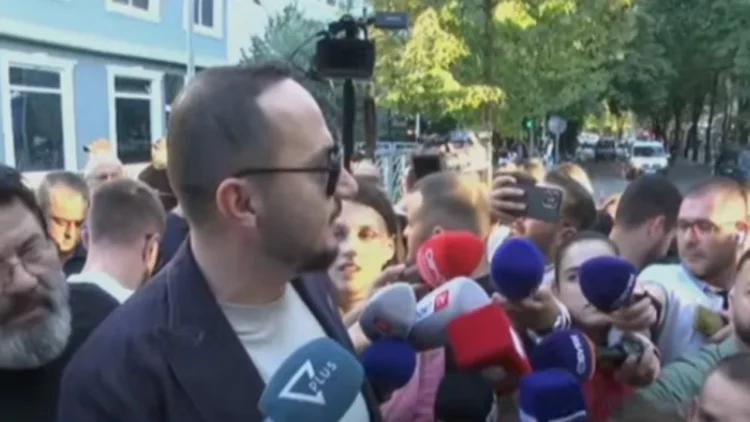 Salianji vetëdorëzohet në Polici i shoqëruar nga qindra mbështetës: Do të përballem kudo që më kërkojnë