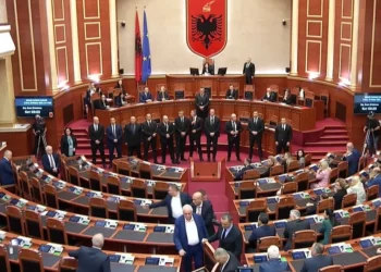 Deputetët e PD thyejnë foltoren, marrin karriget nga salla dhe u vënë zjarrin