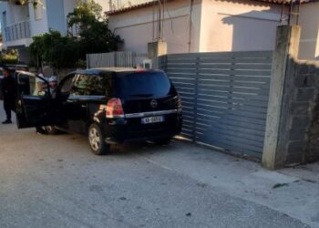 Himarë/ Babai godet aksidentalisht vajzën e tij 3-vjeçare duke parkuar makinën