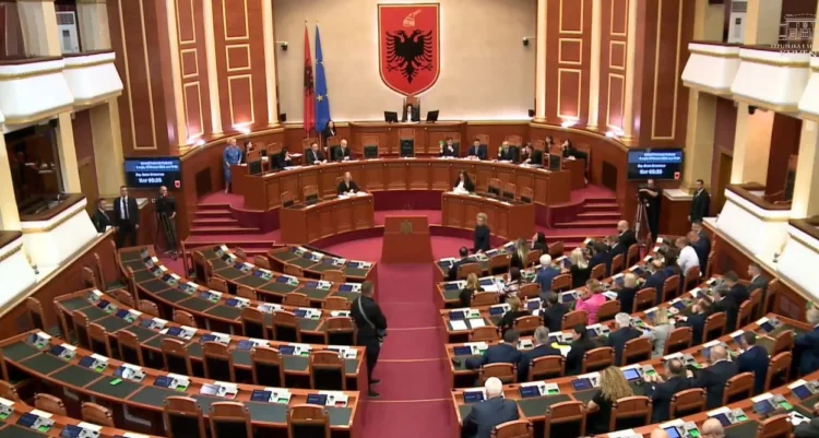 Miratohet ligji për studentët e mjekësisë: 3 vite punë të detyruar ose paguaj tarifën