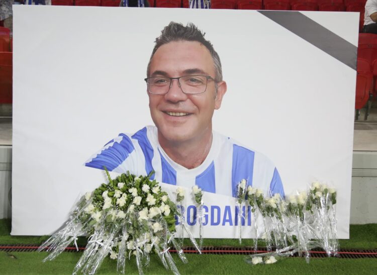 Tifoz besnik i bardhebluve/ Tirana, homazhe para derbit, për ish-deputetin e ndjerë Gerti Bogdani